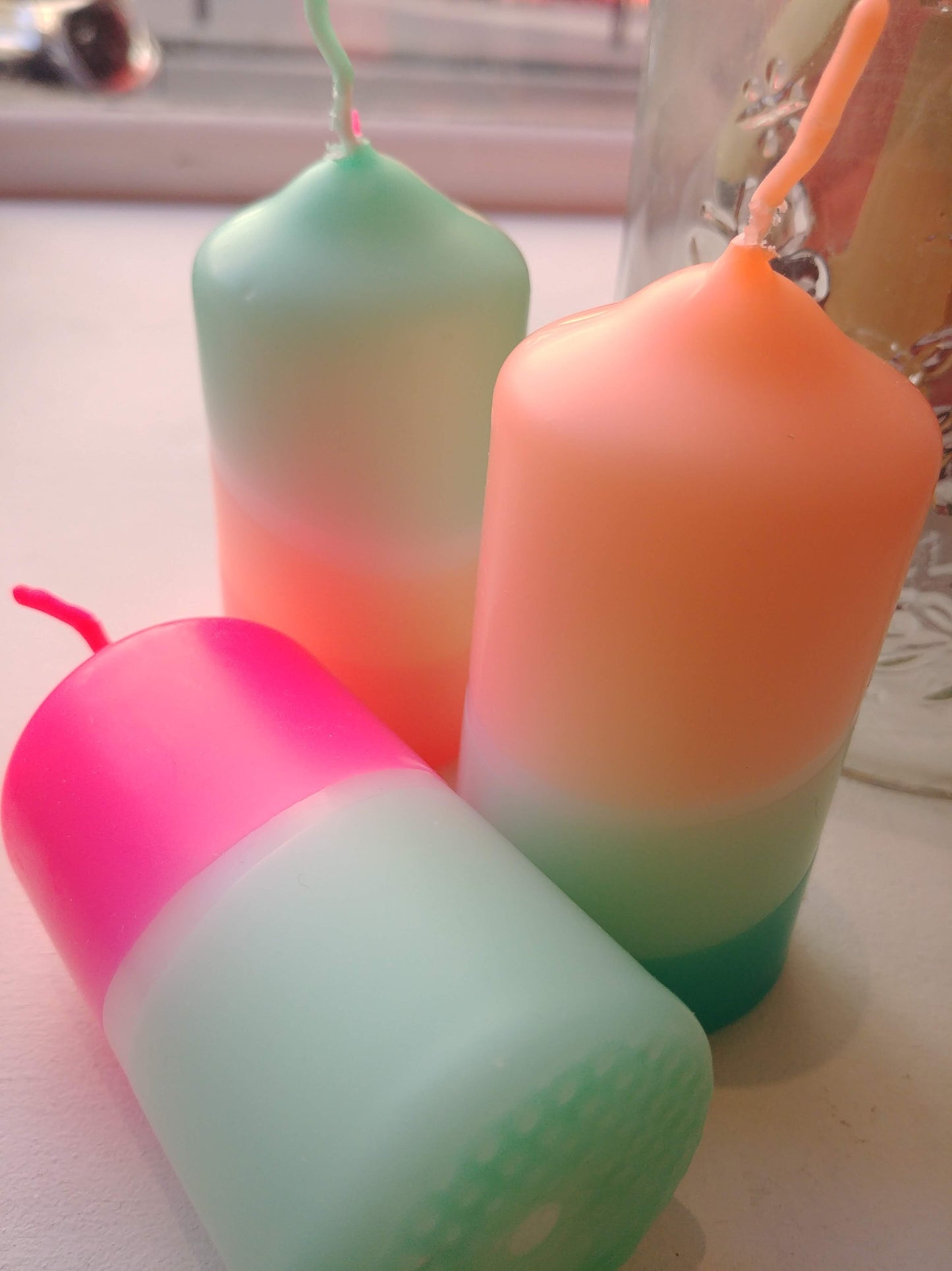 Bougies petit modèle turquoise/rose fluo