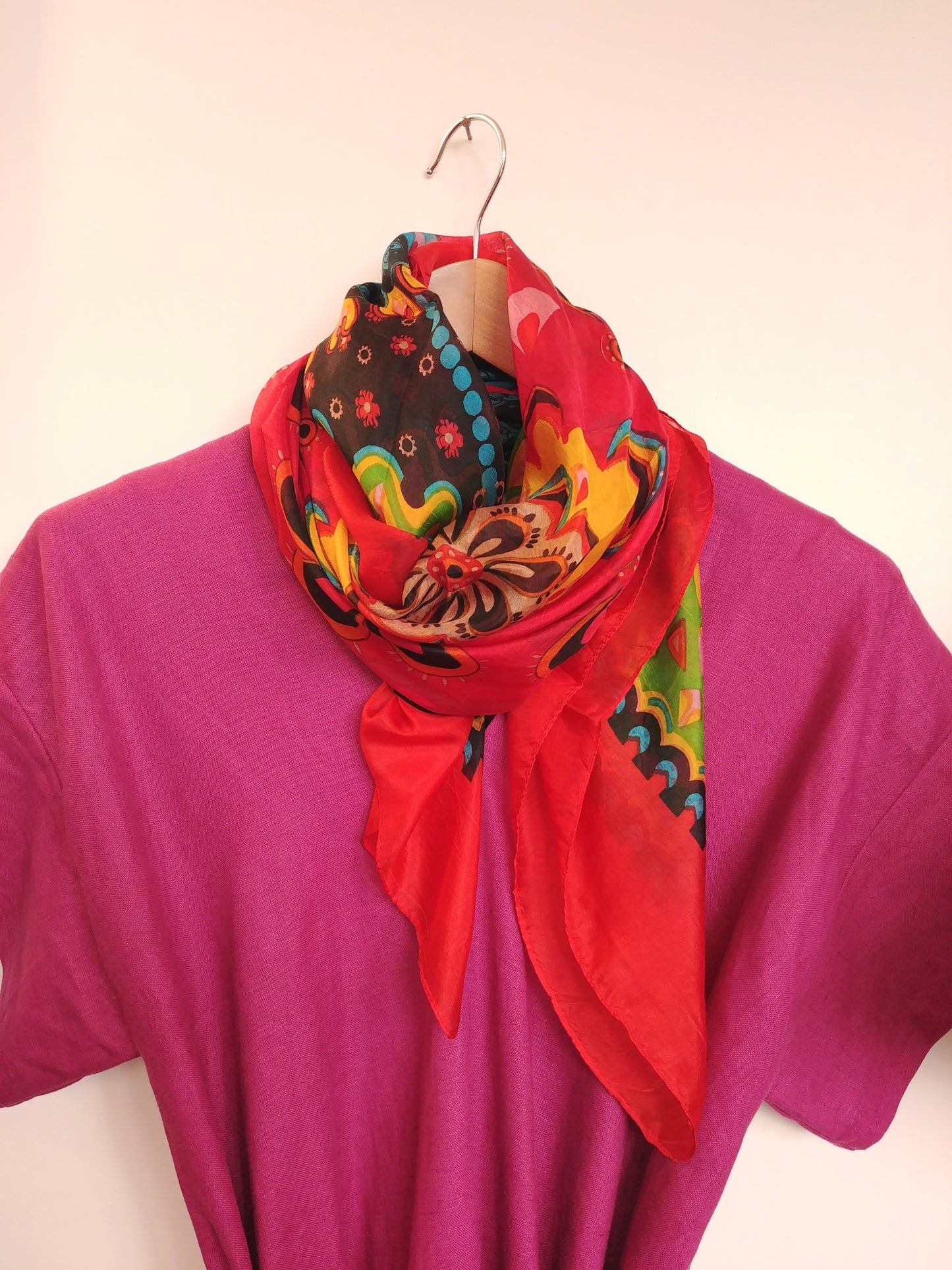 Foulard floral rouge