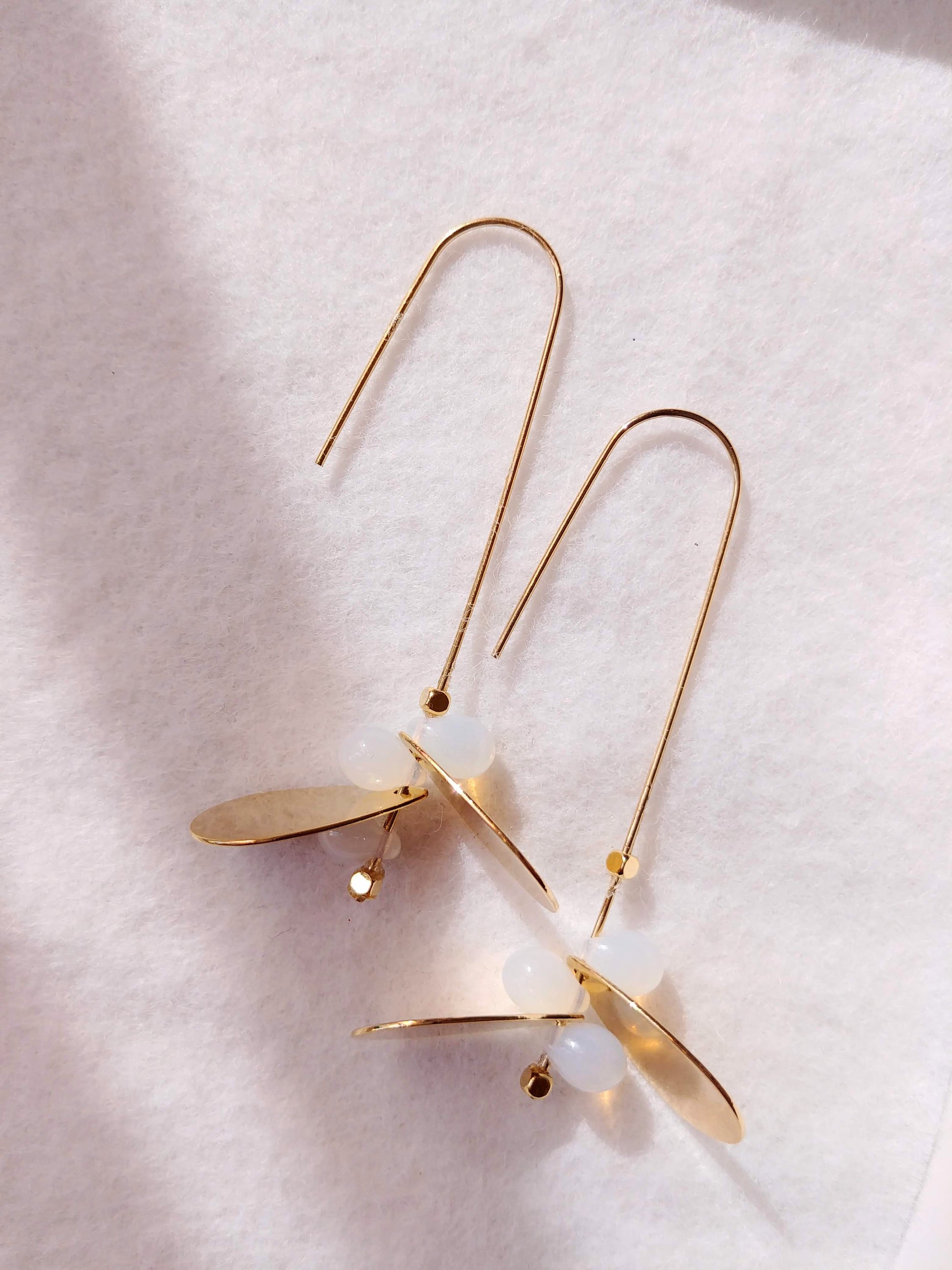 Boucles d'oreilles pendantes en forme de gouttes blanches
